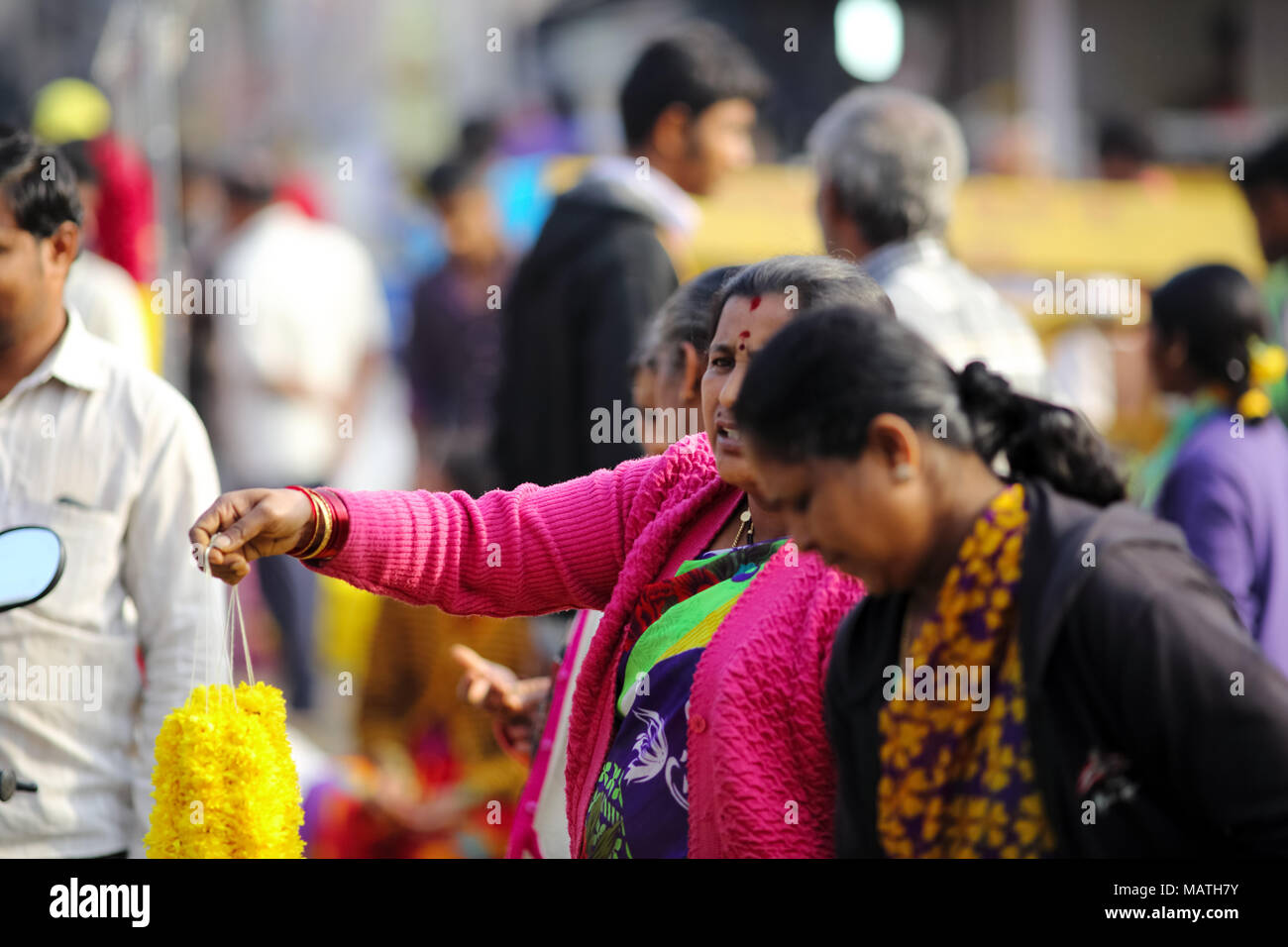 Bangalore, Inde - le 23 octobre 2016 : pas de femme indienne la vente de guirlandes de fleurs dans le KR marché. Banque D'Images