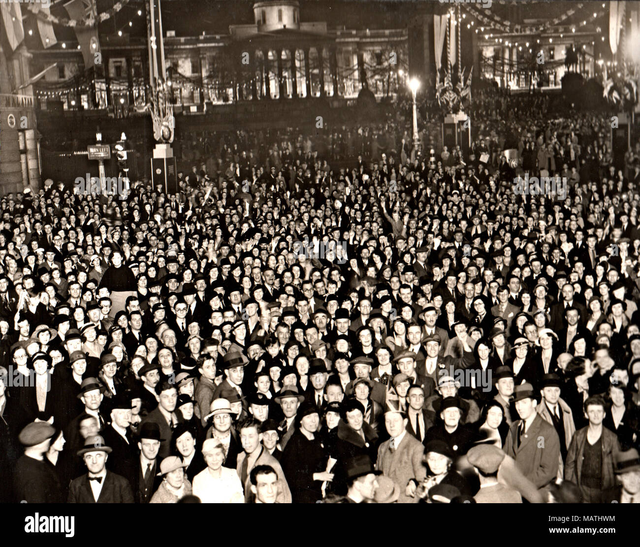 Trafalgar Square rempli de foules pour le 1935 Célébrations du jubilé d'argent Banque D'Images