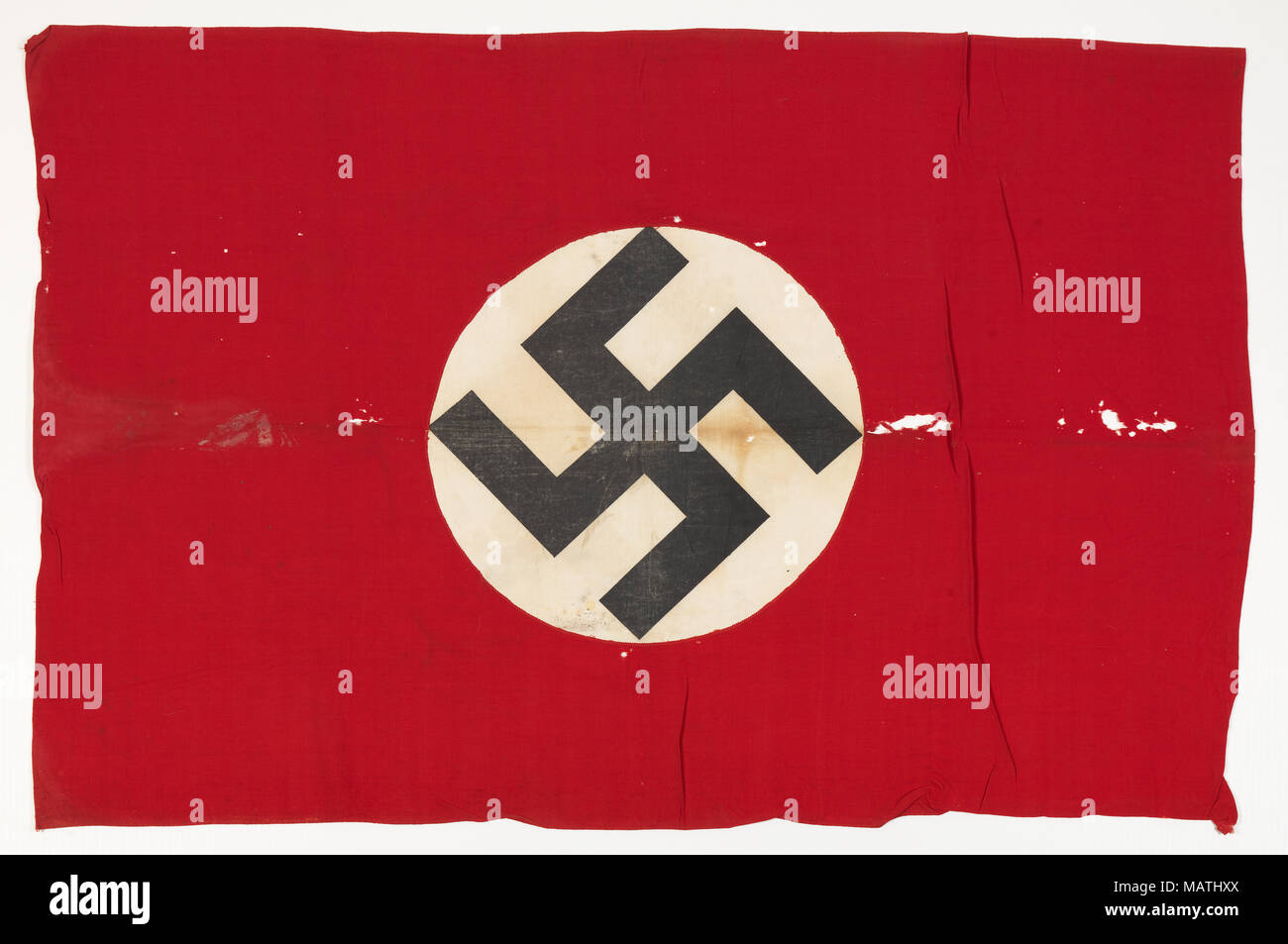 Drapeau nazi capturé à partir de la German tank Banque D'Images