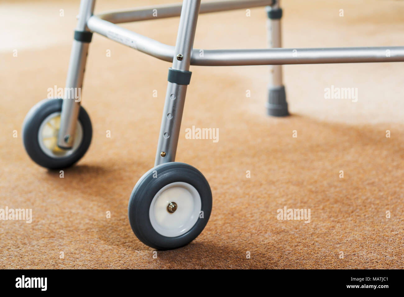 Cadre de marche à roulettes, de réadaptation aide à la marche. Banque D'Images