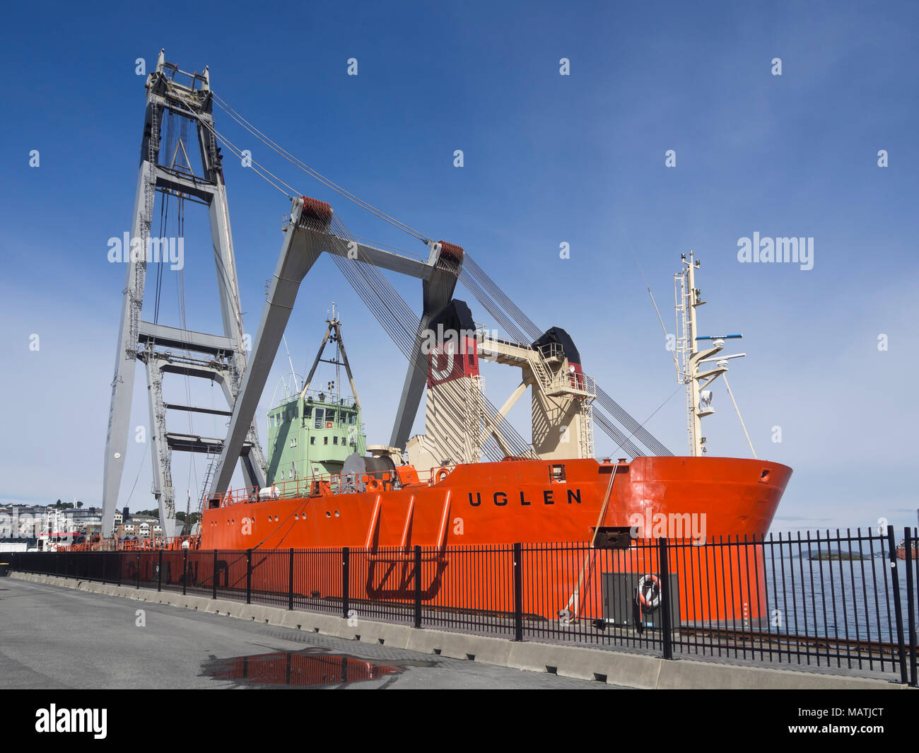 La barge-grue UGLEN navire dans le port de Stavanger en Norvège, peut soulever 800 tonnes, principalement d'exploitation dans l'industrie offshore Banque D'Images