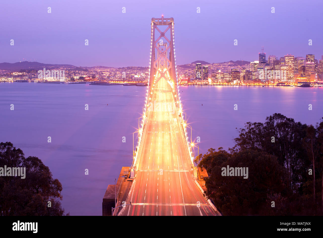 San Francisco-Oakland Bay Bridge et sur les toits de la ville, San Francisco, California, USA Banque D'Images