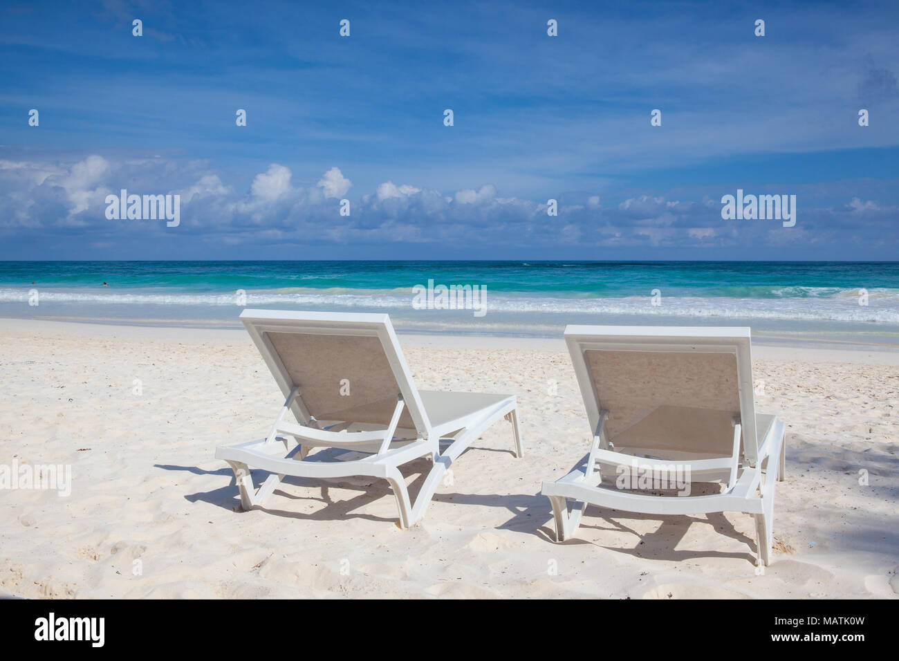 Deux chaises de plage blanc sur la plage vide dans Play del Carmen, Yucatan, Mexique Banque D'Images