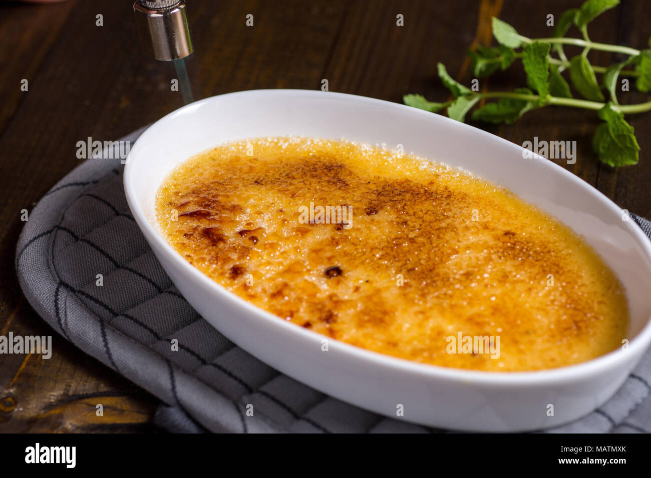 Caraméliser la crème brûlée à l'aide d'un chalumeau Banque D'Images