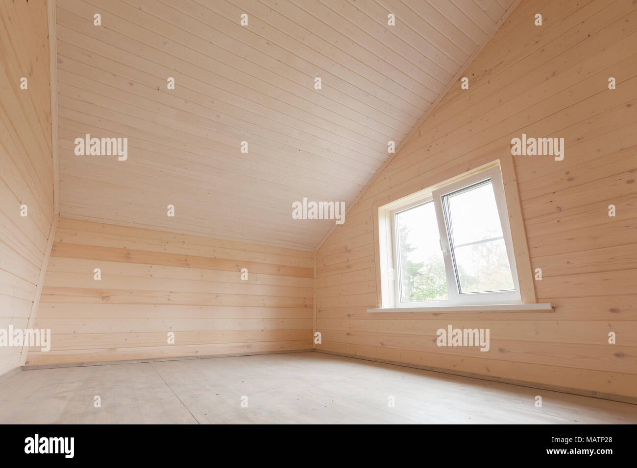 Maison en bois vide intérieur, chambre mansardée avec fenêtre Banque D'Images