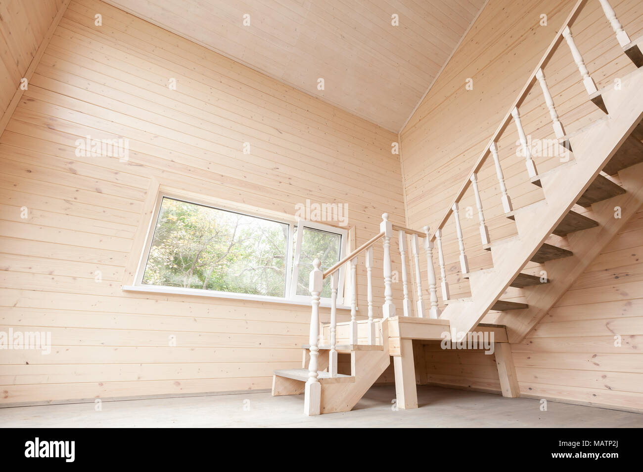Maison en bois vide intérieur avec escalier et fenêtre Banque D'Images