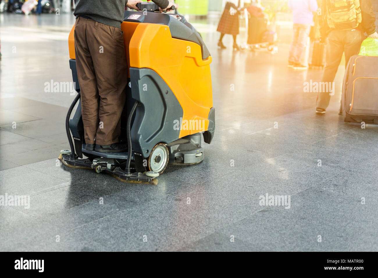 La conduite de l'homme machine de nettoyage de sol professionnel à  l'aéroport ou la gare. Marbre Entretien et nettoyage service agency Photo  Stock - Alamy
