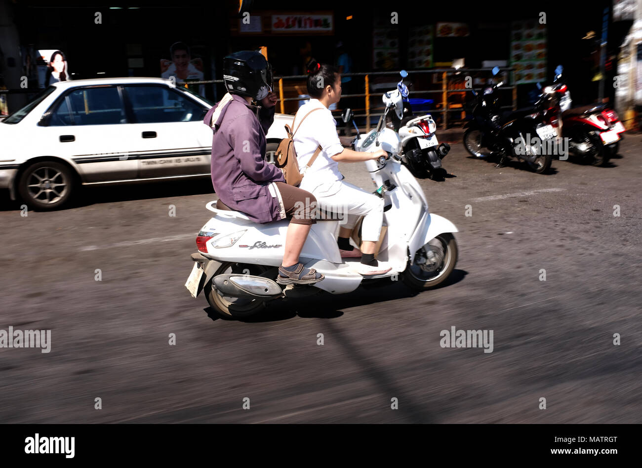 La navette de la ville en scooter à Chiang Mai Banque D'Images