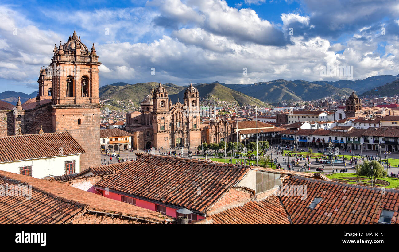 Vue panoramique sur la Plaza de Armas, de la cathédrale et de la Compania de Jesus Church in Cusco, Peru Banque D'Images