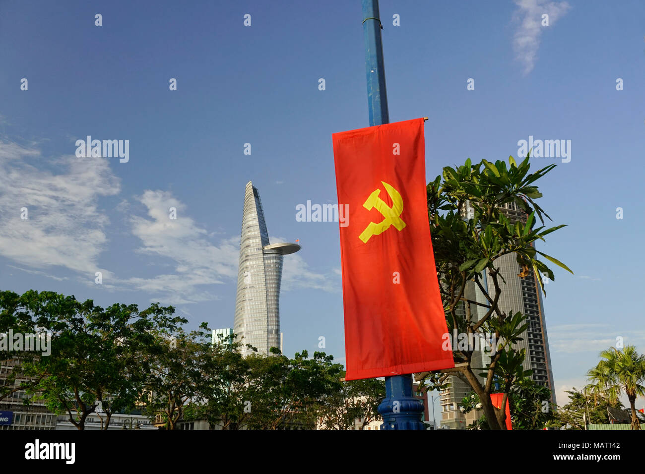 Une région du district, Ho Chi Minh City, Vietnam. La Bitexco Financial Tower. Conçu par Carlos Zapata. Drapeau communiste en premier plan. Banque D'Images
