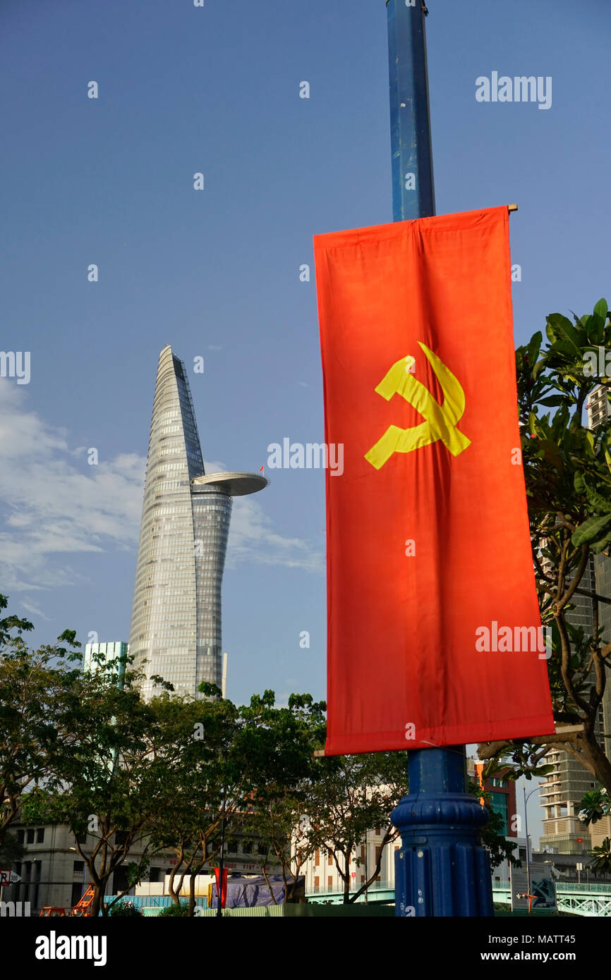 Une région du district, Ho Chi Minh City, Vietnam. La Bitexco Financial Tower. Conçu par Carlos Zapata. Drapeau communiste en premier plan. Banque D'Images