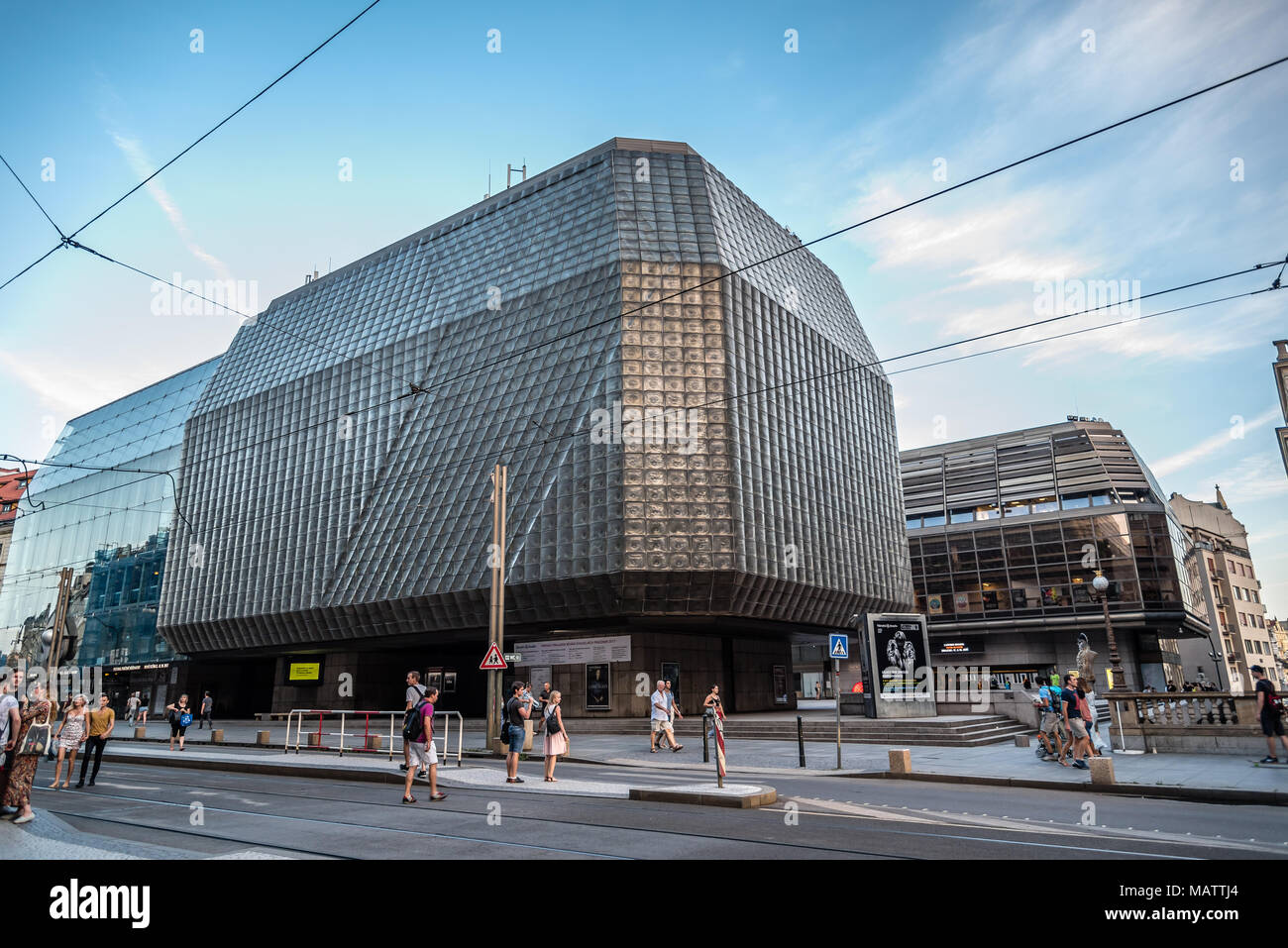 Prague, République tchèque - Le 18 août 2017 : la rue Narodni et Nova Scena building au coucher du soleil Banque D'Images