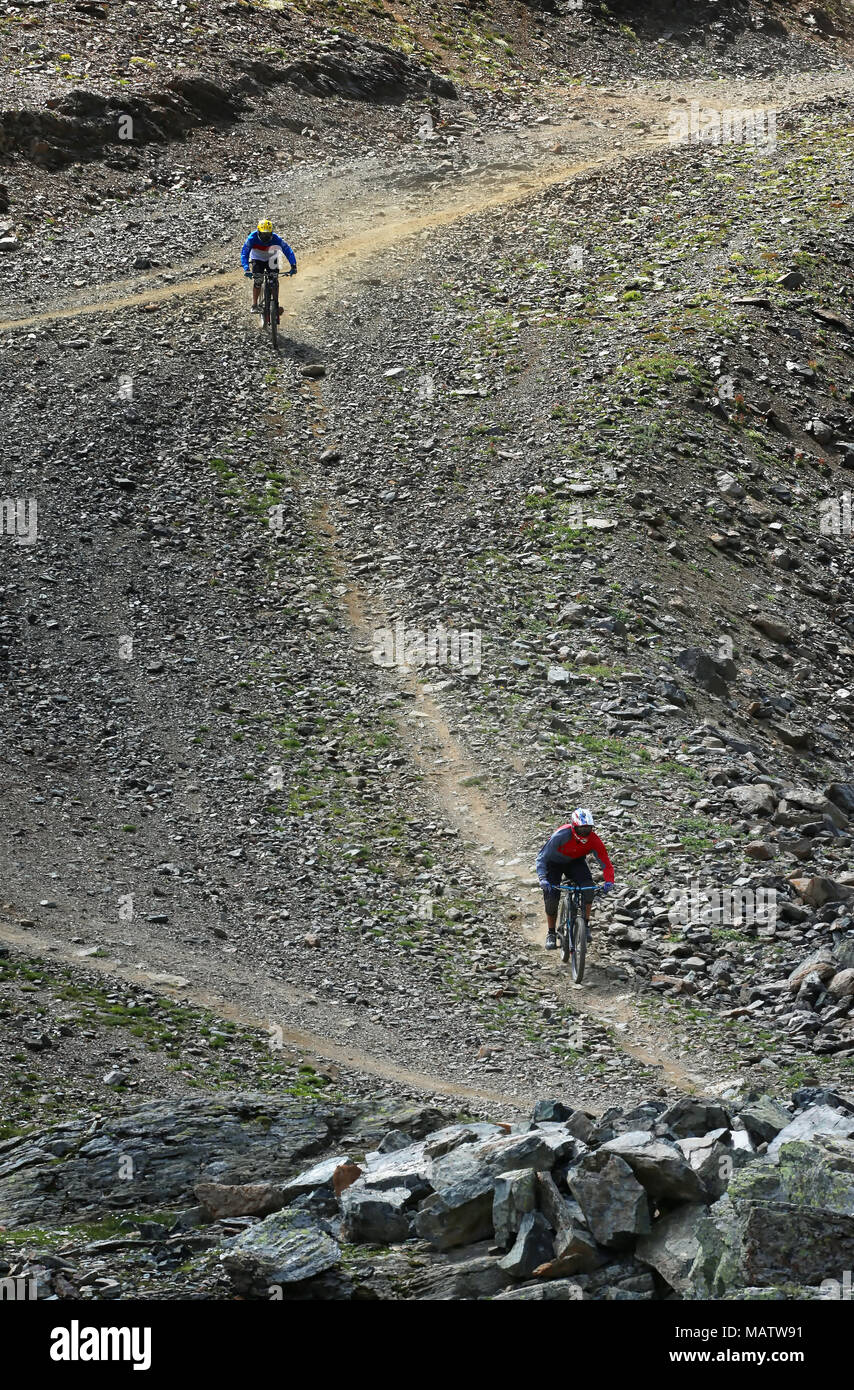 Deux Mountainbiker sur la piste Banque D'Images