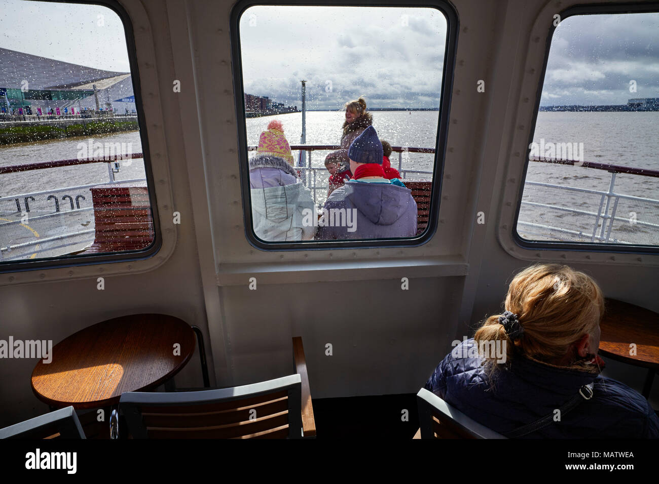 À bord de la Mersey Ferry Iris Royal vue du premier salon des passagers Banque D'Images