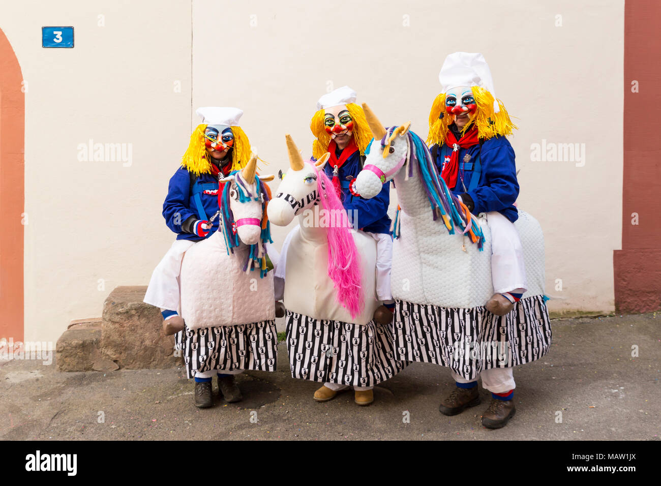 Carnaval de Bâle. Schluesselberg, Bâle, Suisse - 21 février 2018. Portrait de trois participants en costumes de chevaux mignon Banque D'Images