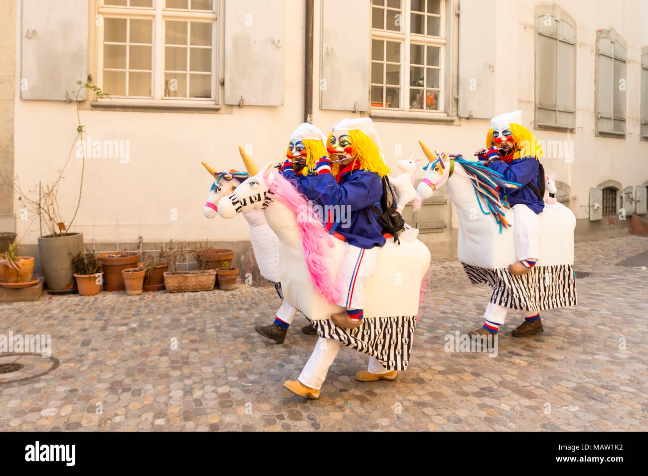 Carnaval de Bâle. Martinsgasse, Bâle, Suisse - 21 février 2018. Trois participants en costumes de chevaux mignon balade dans la vieille ville Banque D'Images