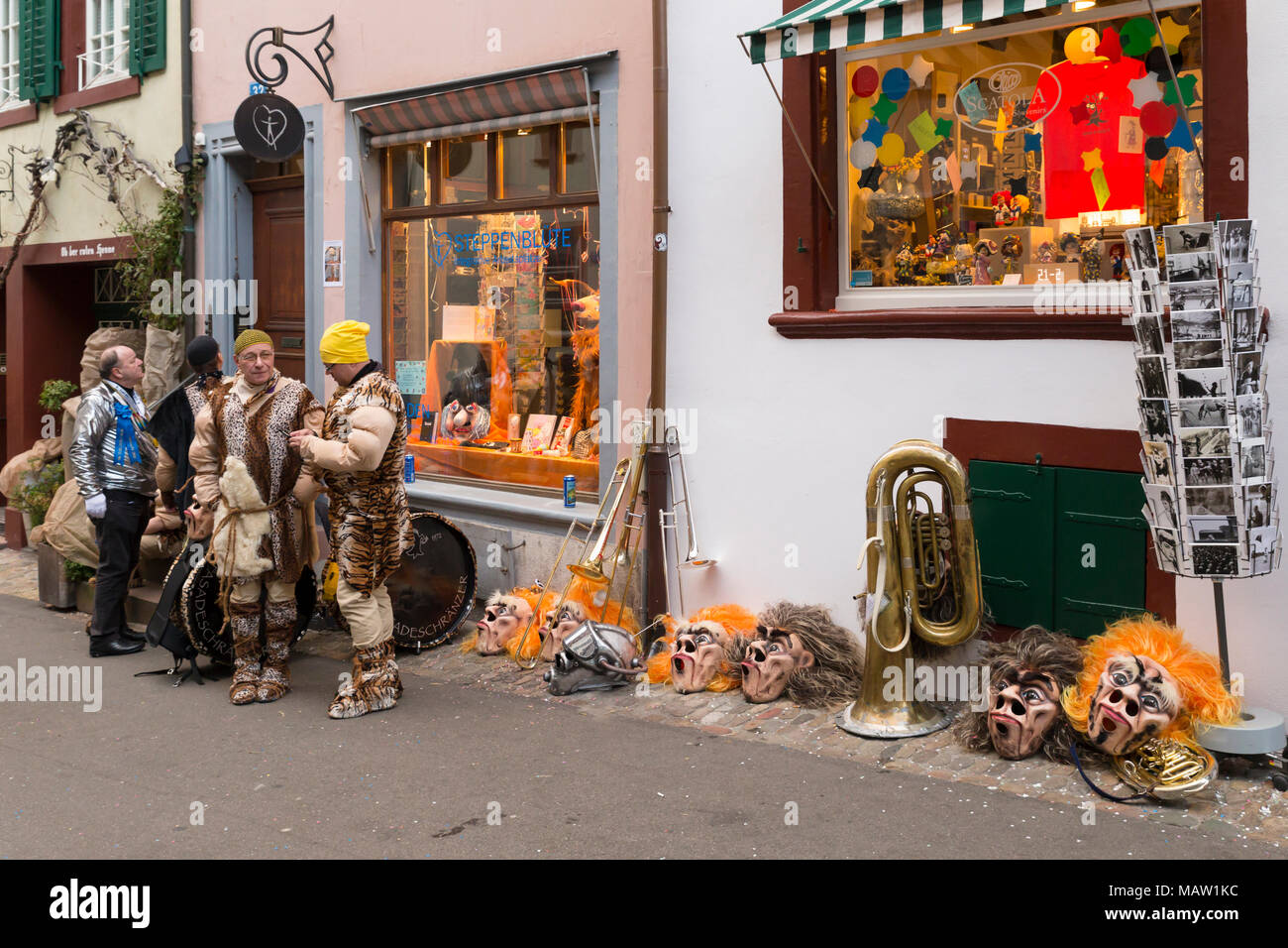 Carnaval de Bâle. Nadelberg, Bâle, Suisse - 21 février 2018. Fêtards carnaval ayant une pause dans la vieille ville Banque D'Images