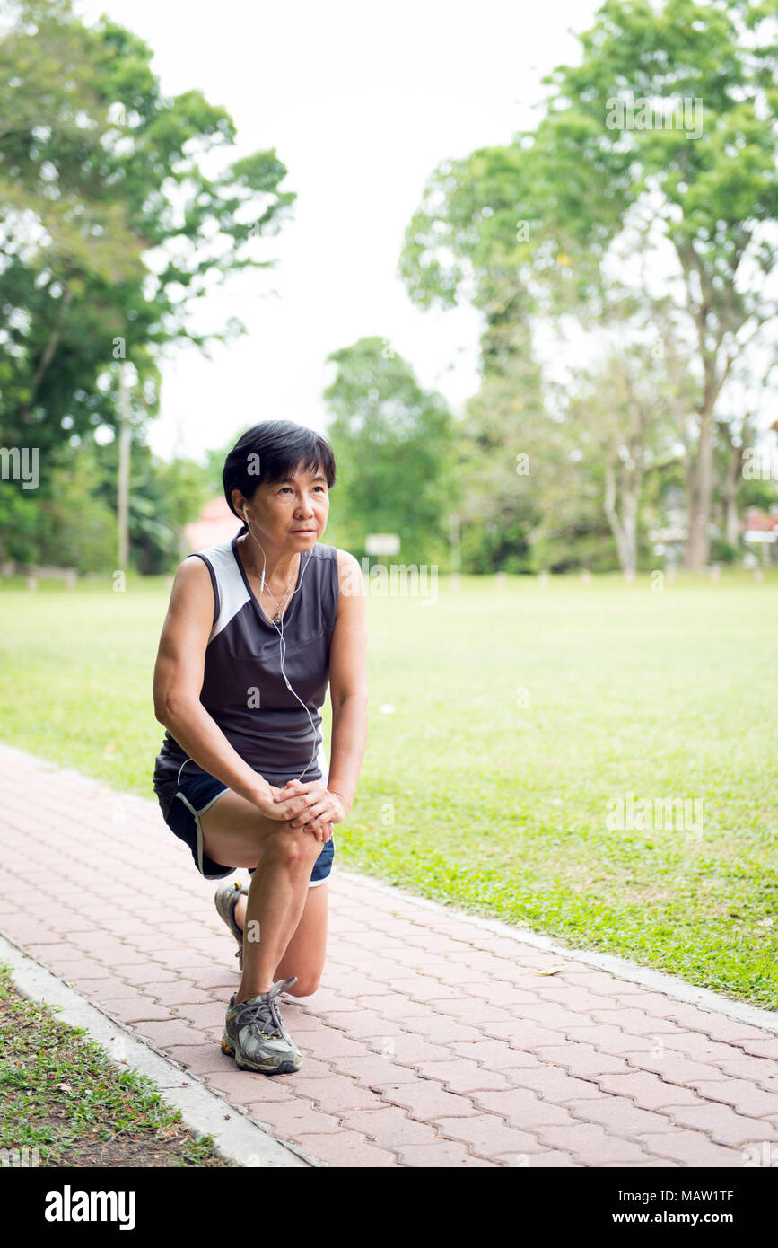 Senior woman in park Banque D'Images