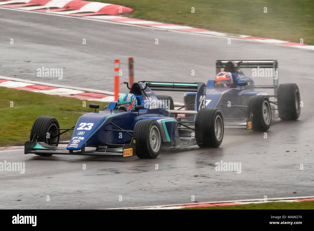 Numéro 23 voiture conduite par Billy Monger dans le Championnat Britannique de F3 BRDC à Outlon Park, Cheshire, Royaume-Uni Banque D'Images