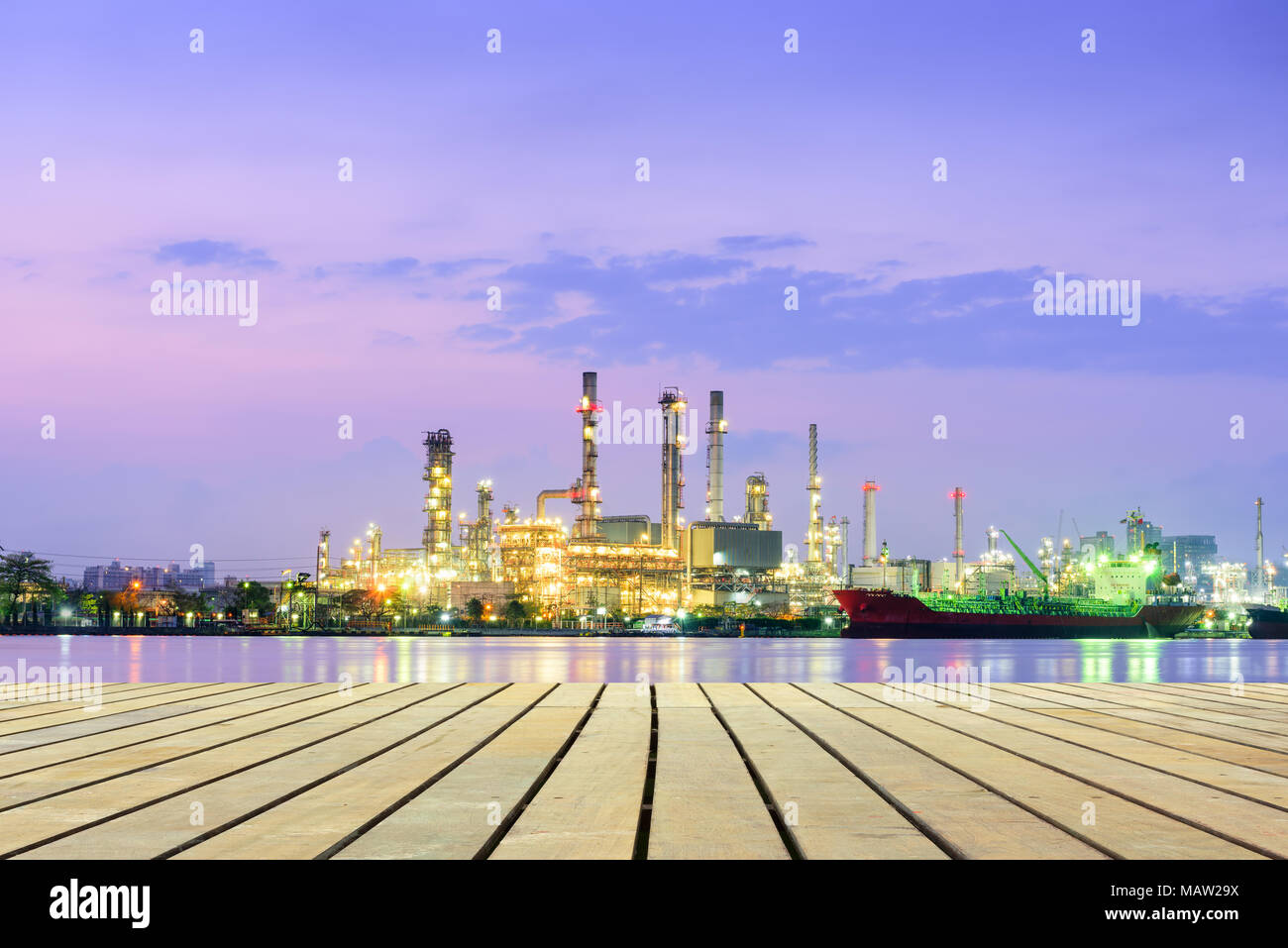 Une raffinerie de pétrole au lever du soleil. Banque D'Images