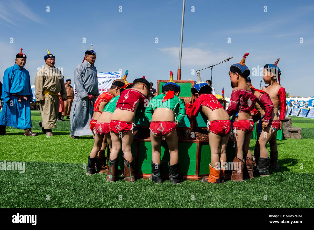 Les jeunes lutteurs lors de la cérémonie d'ouverture Festival Naadam en Mongolie, Murun Banque D'Images