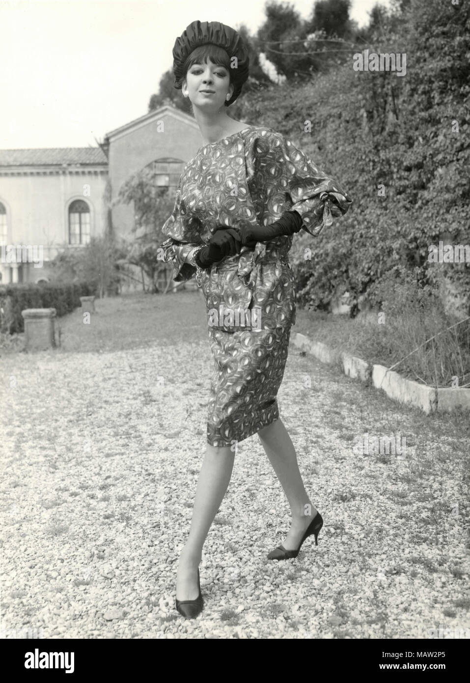 Modèle des années 60 portant un chapeau, gants longs, et robe à motifs,  Italie Photo Stock - Alamy