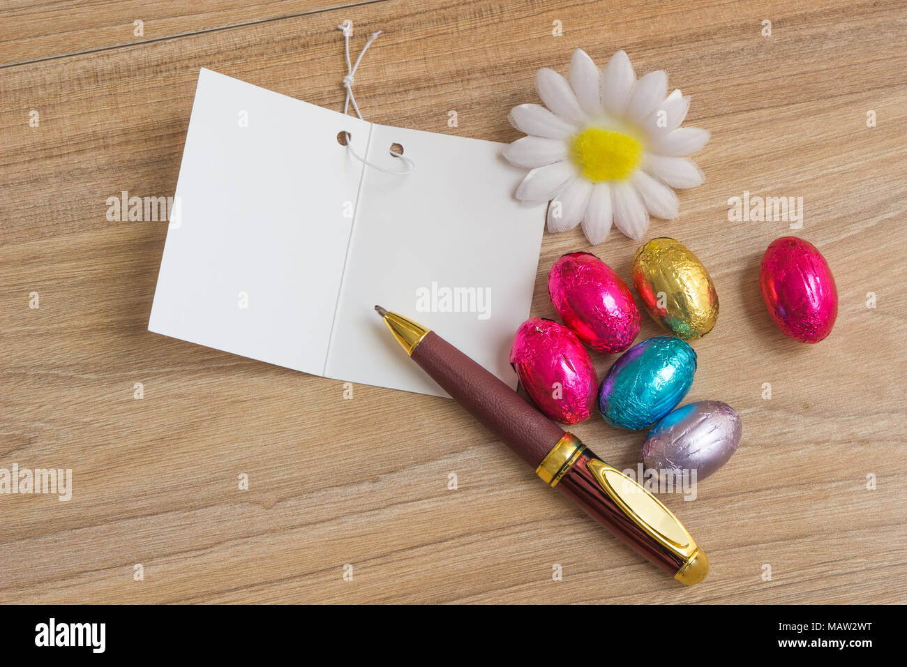 Concept de Pâques. Joyeuses Pâques journée avec des œufs, carte de souhaits sur table en bois avec l'exemplaire de l'espace. Banque D'Images Concept de Pâques. Joyeuses Pâques journée avec des œufs, carte de souhaits sur table en bois avec l'exemplaire de l'espace. Banque D'Images
