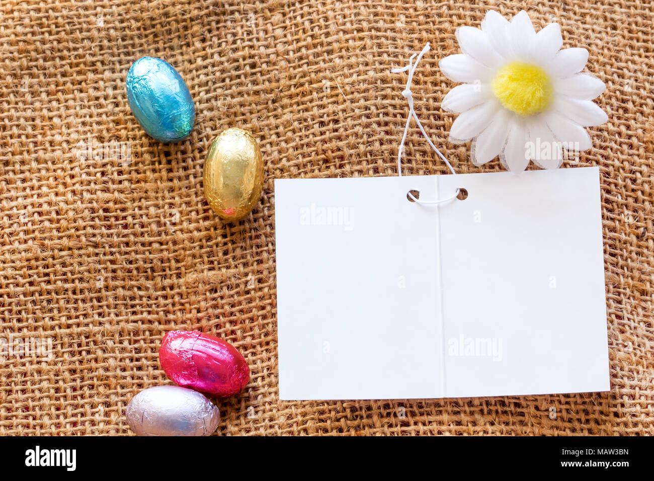 White carte vide ou un sac brun sur carte bénédiction avec de délicieux oeufs de pâques en chocolat et daisy fleur fond blanc, remplacez votre conception. Banque D'Images White carte vide ou un sac brun sur carte bénédiction avec de délicieux oeufs de pâques en chocolat et daisy fleur fond blanc, remplacez votre conception. Banque D'Images
