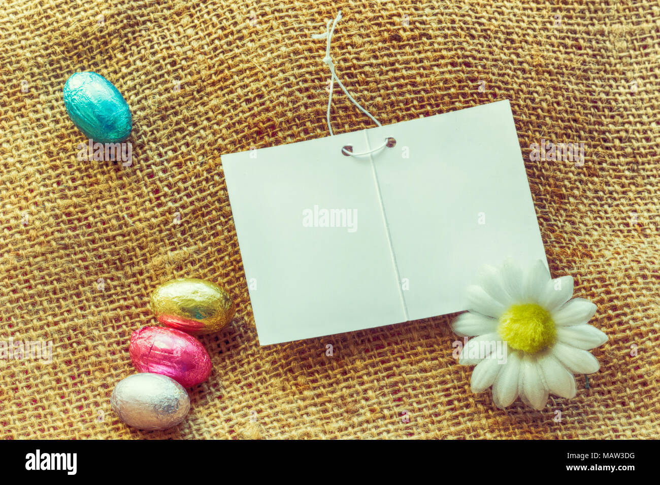 White carte vide ou un sac brun sur carte bénédiction avec de délicieux oeufs de pâques en chocolat et daisy fleur fond blanc, remplacez votre conception. Banque D'Images White carte vide ou un sac brun sur carte bénédiction avec de délicieux oeufs de pâques en chocolat et daisy fleur fond blanc, remplacez votre conception. Banque D'Images