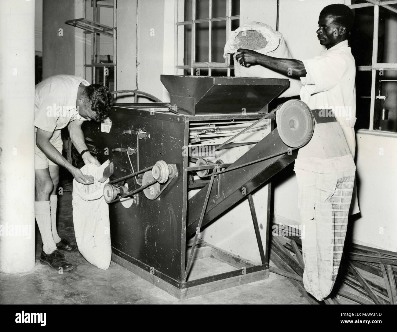 Nettoyant mécanique des semences au Mont Masques Mikula Station de  recherche, de sélection, de la Kafue Fiducie rhodésienne Polder pilote  Rhodésie du Sud, Zambie, 1957 Photo Stock - Alamy