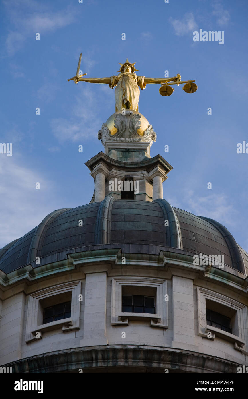 Partie supérieure de la coupole et statue de dame justice sur la Old Bailey à Londres, au Royaume-Uni. Banque D'Images