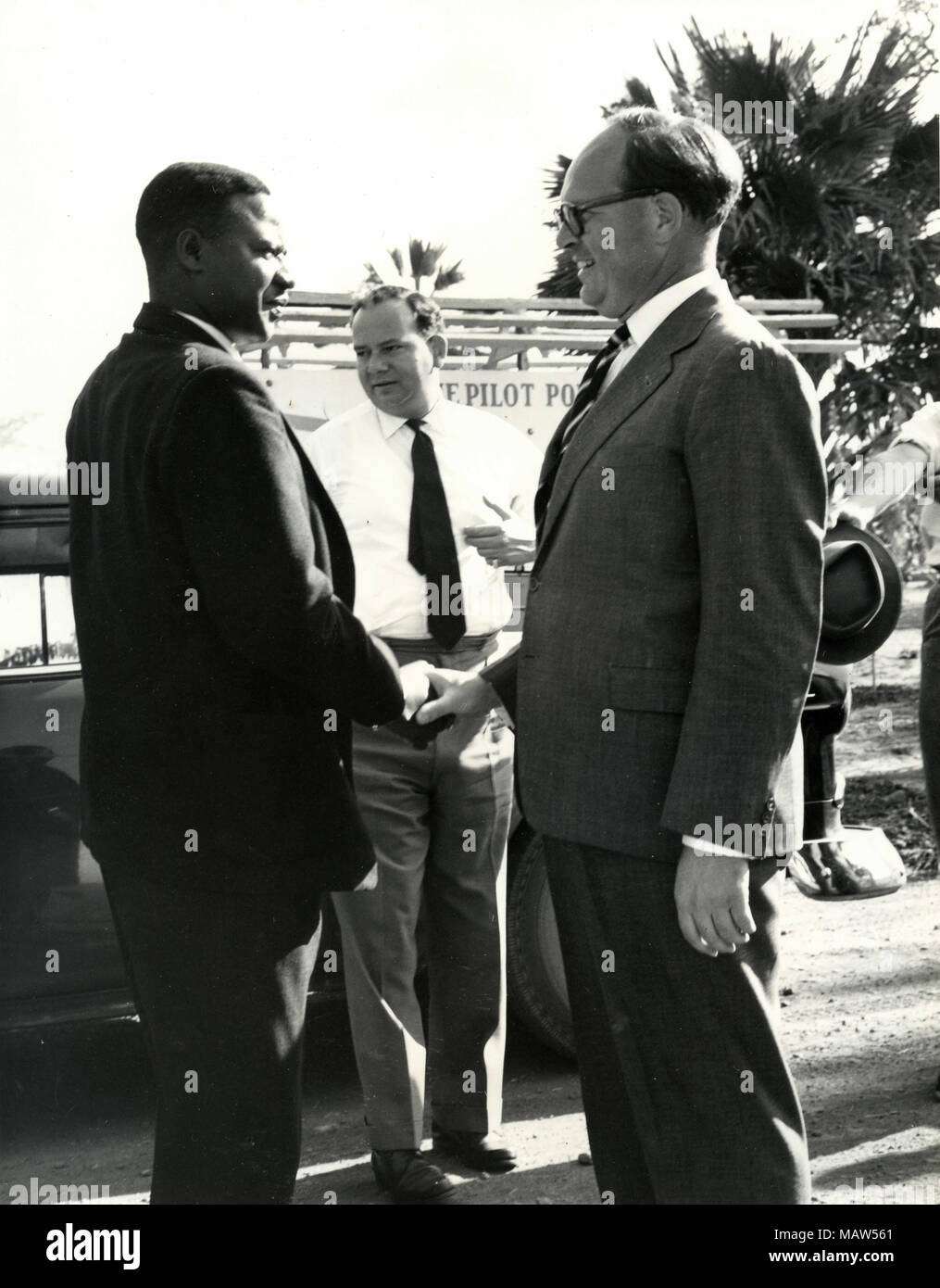 Le ministre de l'agriculture africains Mwamba et E.M. E. Sicely GM de la confiance, de la Kafue Sélection rhodésienne Polder pilote Rhodésie du Sud, Zambie, 1959 Banque D'Images
