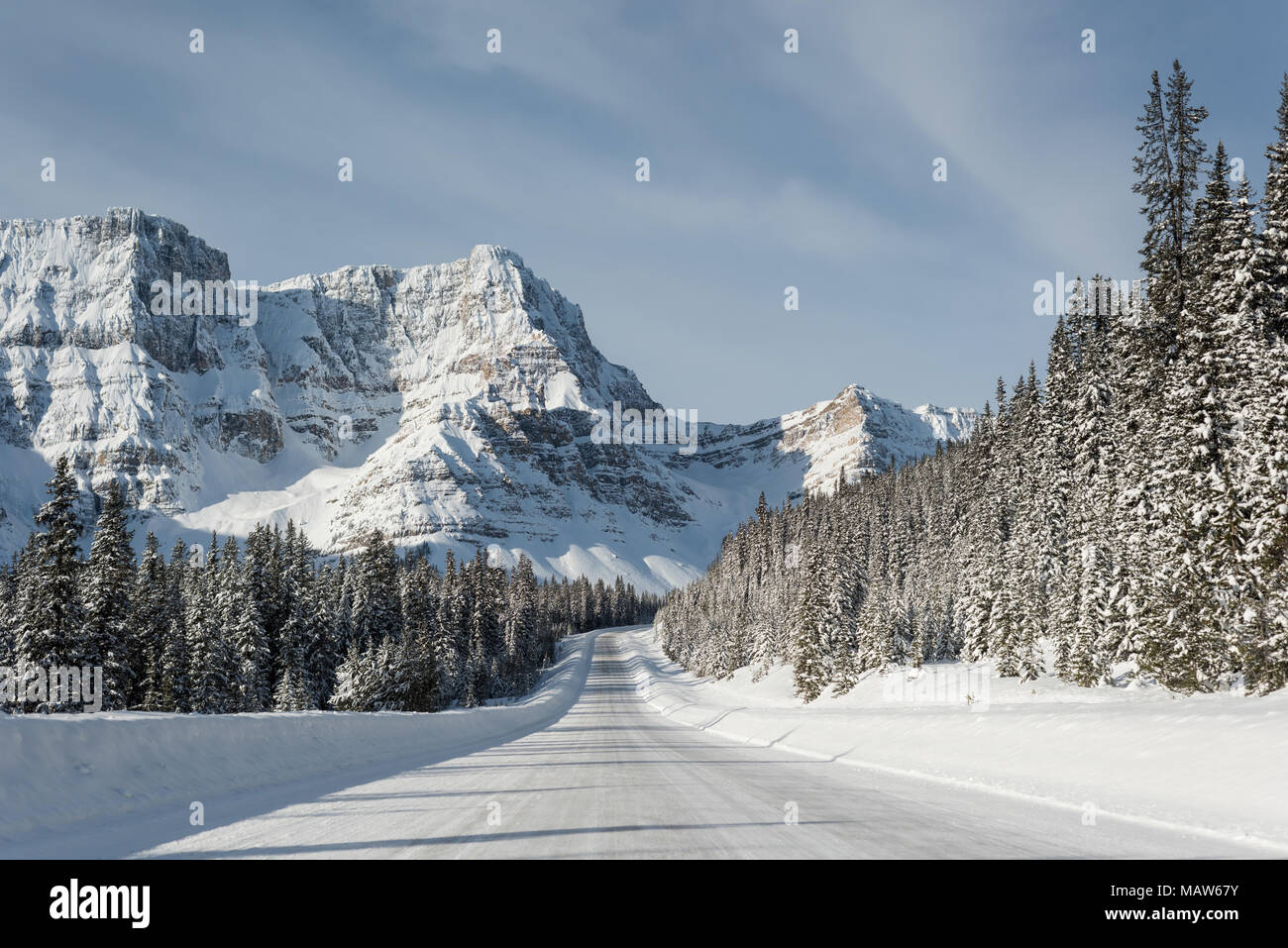 Route enneigée dans la neige des montagnes enneigées Banque D'Images