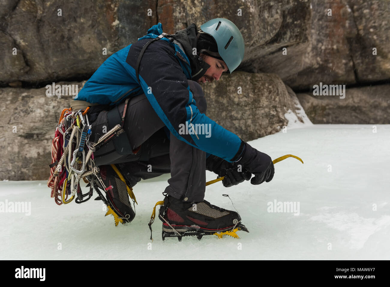 Male rock climber wearing crampons près de Rocky Mountain Banque D'Images