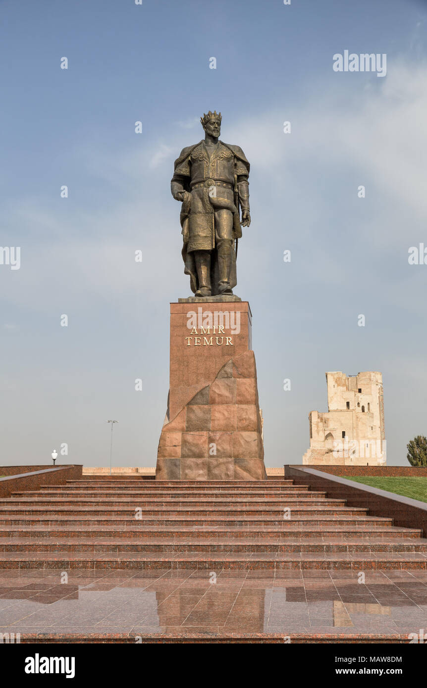 SHAKHRISABZ, OUZBÉKISTAN - Octobre 16, 20146 : Monument à Amir Timur contre l'arrière-plan du ciel bleu et les ruines de palais Ak-Saray Banque D'Images