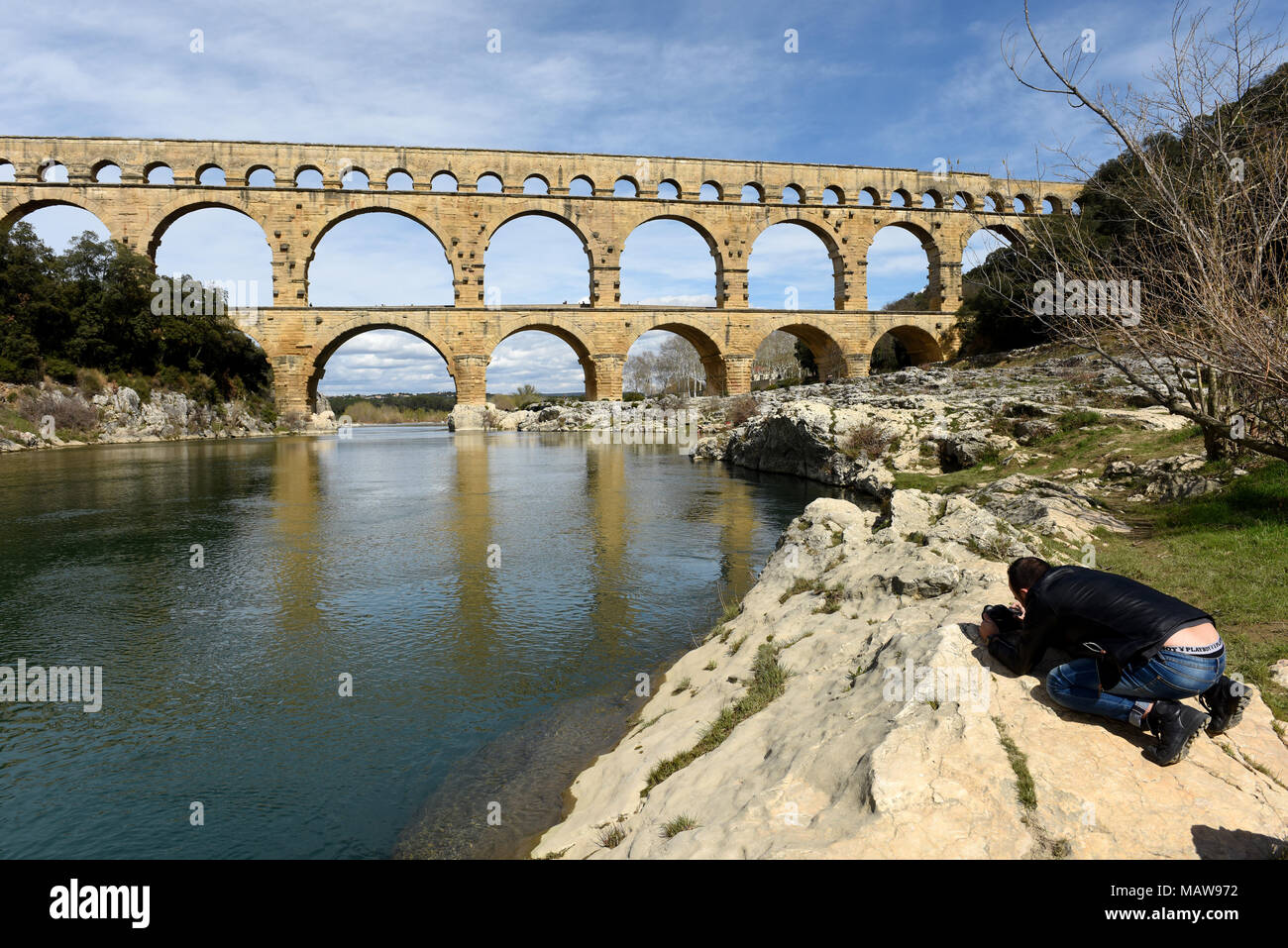 L'homme photographié le Pont du Gard aqueduc romain près de Nîmes en France Banque D'Images