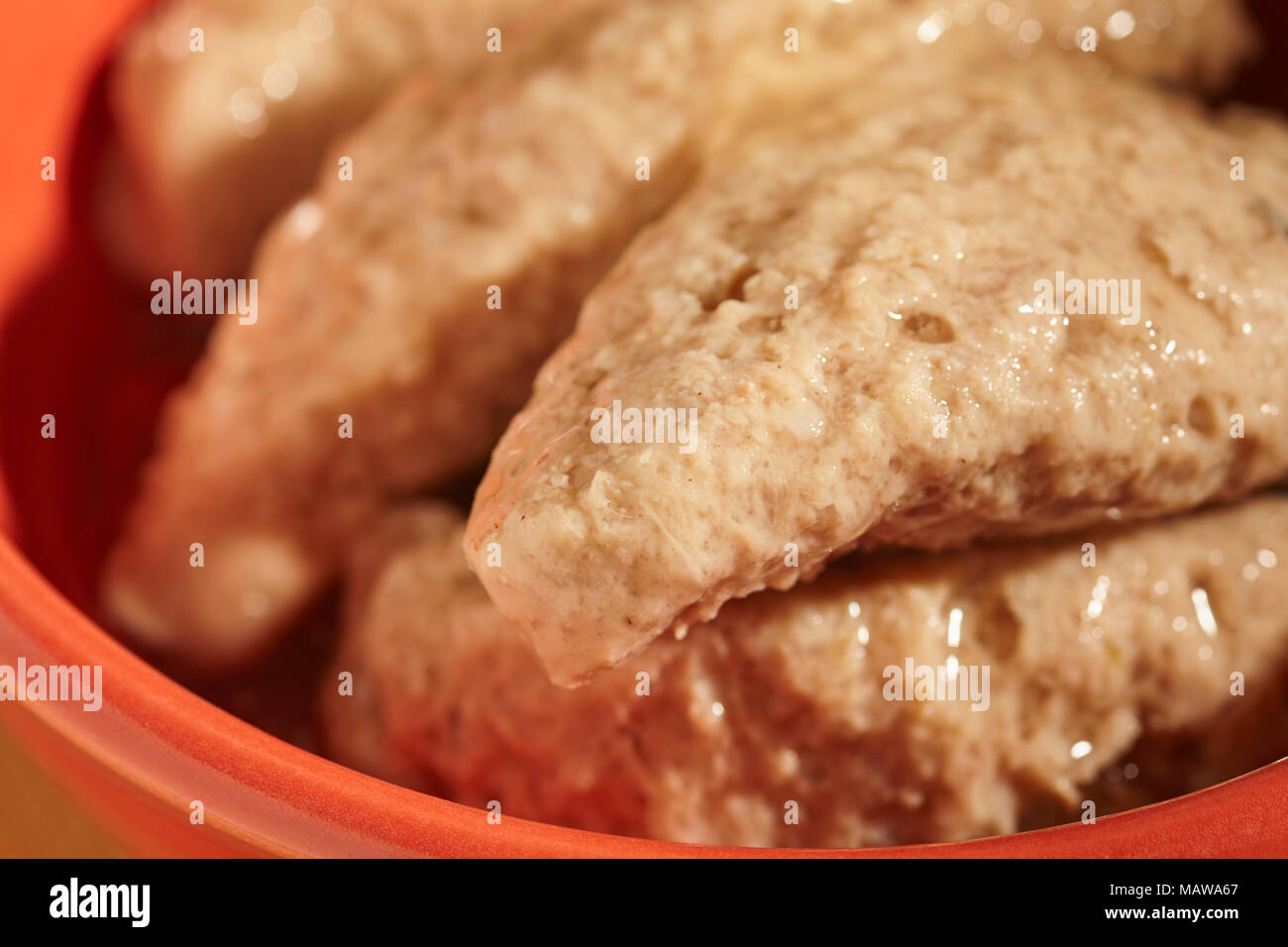 Des morceaux de poisson, une gifilte l'Europe de l'alimentation juive classique, dans un bol de service Banque D'Images