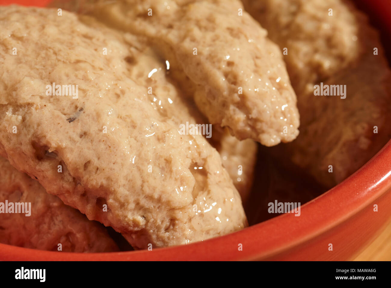 Des morceaux de poisson, une gifilte l'Europe de l'alimentation juive classique, dans un bol de service Banque D'Images