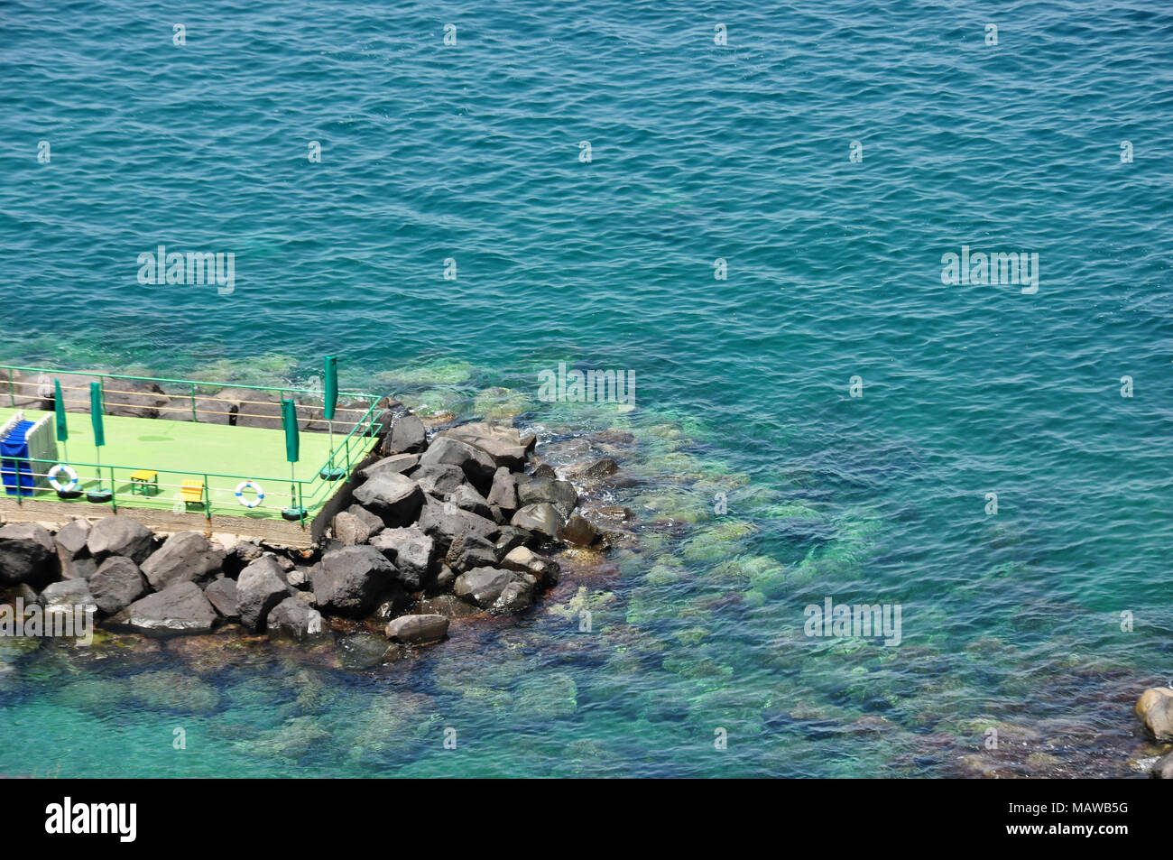 L'eau de mer transparente bleu autour d'un ponton en Sorento, vue ci-dessus Banque D'Images