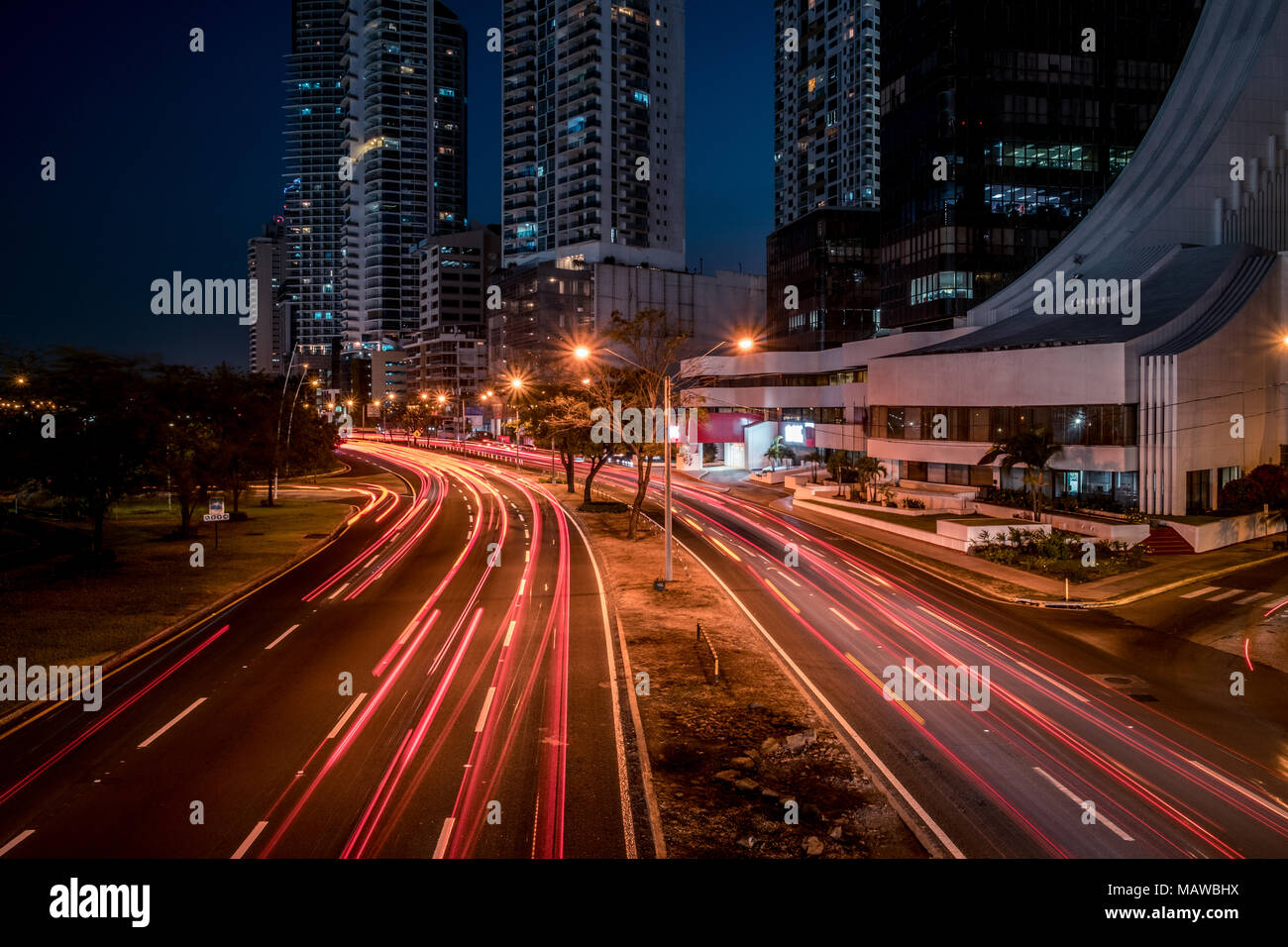 Le trafic routier dans la ville moderne de nuit - light trails, le trafic de la rue Banque D'Images