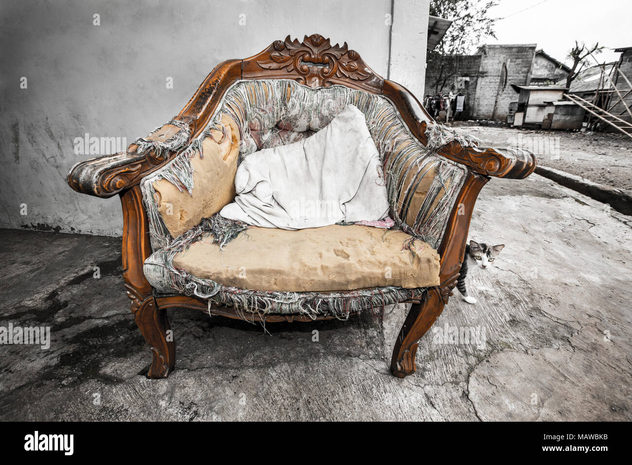 Tatty vieille chaise en indonésien kampung (village) Banque D'Images