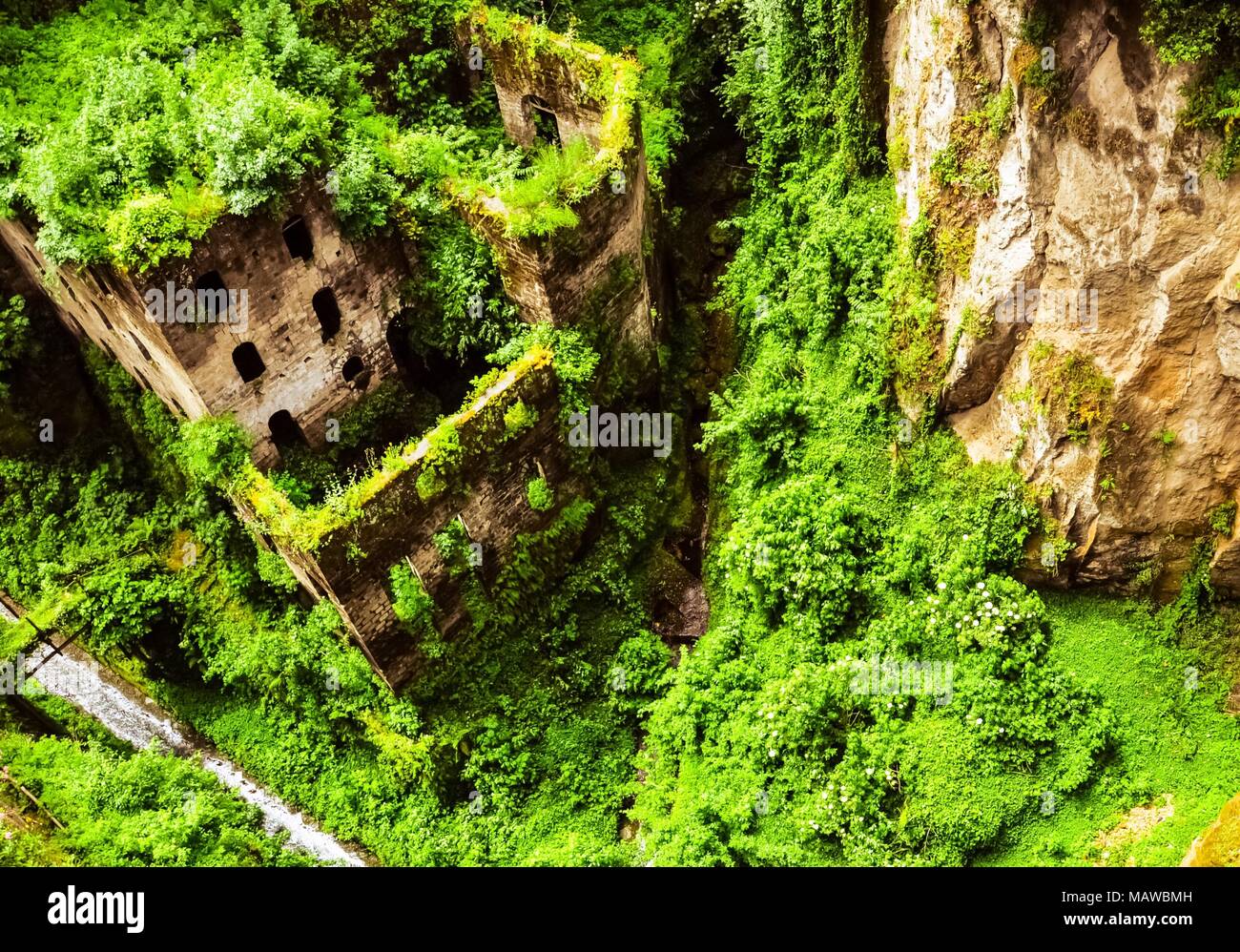 Vert une maison abandonnée près de la côte, dans le centre de Sorento, voir ci-dessus Banque D'Images