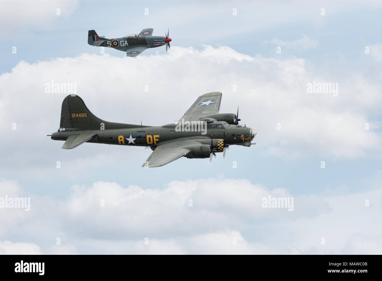 B17G Sally B avec RAF P-51D Mustang Fighter Escort dans le nuage Banque D'Images