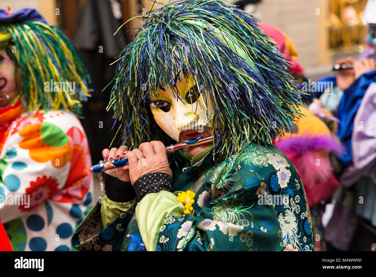 Carnaval de Bâle. Schnabelgasse, Bâle, Suisse - 21 février 2018. Close-up d'une flûte jouer reveler avec un beau costume et masque Banque D'Images