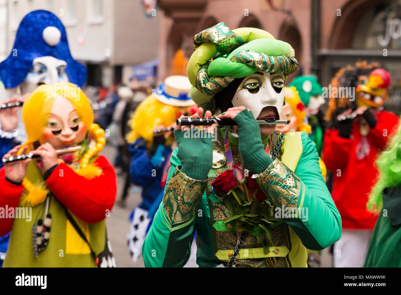 Carnaval de Bâle. Schnabelgasse, Bâle, Suisse - 21 février 2018. Close-up d'une flûte jouer reveler avec un beau costume et masque Banque D'Images