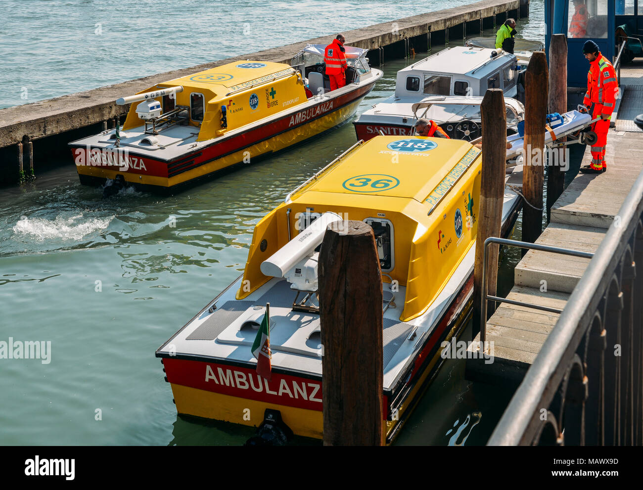 Voile d'ambulances sur un quai près de l'hôpital principal à Venise Banque D'Images
