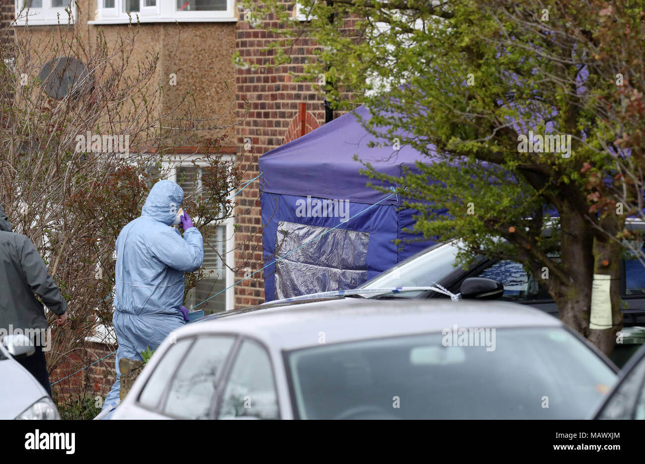Une expertise médico-légale tente sur la Route verte de plus ici en vert, Londres, après un pensionné a été arrêté, soupçonné de meurtre après avoir mortellement blessé un intrus lors d'un cambriolage suspect à son domicile. Banque D'Images