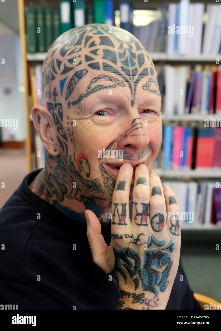 Tattooed man nommé Gerry dans le Nord de l'Angleterre. Gerry a été heureux pour moi de photographier lui quand je l'ai dit j'ai aimé son logo langue Rolling Stones Banque D'Images