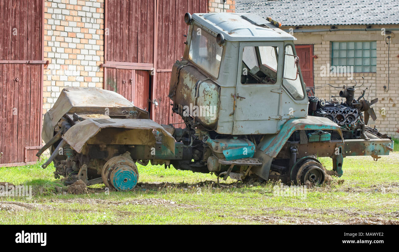 Vue latérale du vieux démonté du tracteur avec moteur avec culasse détachée et pistons visibles Banque D'Images