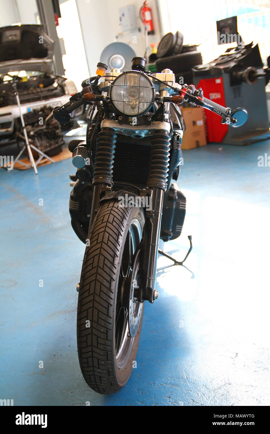 Moto BMW K100, rénové dans le style Cafe Racer, à un atelier avant de  partir Photo Stock - Alamy